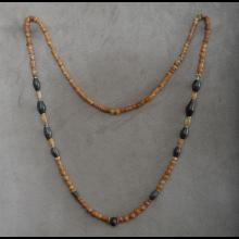 Collier de fouilles en pierre noire et brune